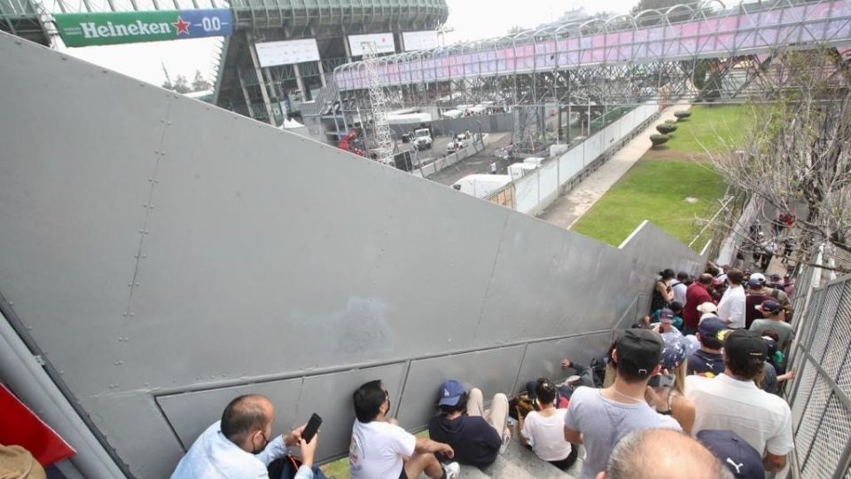 Por lo menos escucharán el rugido de los autos los aficionados que se colocaron en un puente