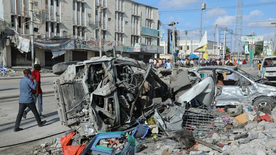 El presidente de Somalia confirma 100 muertes por coches bomba en Mogadiscio