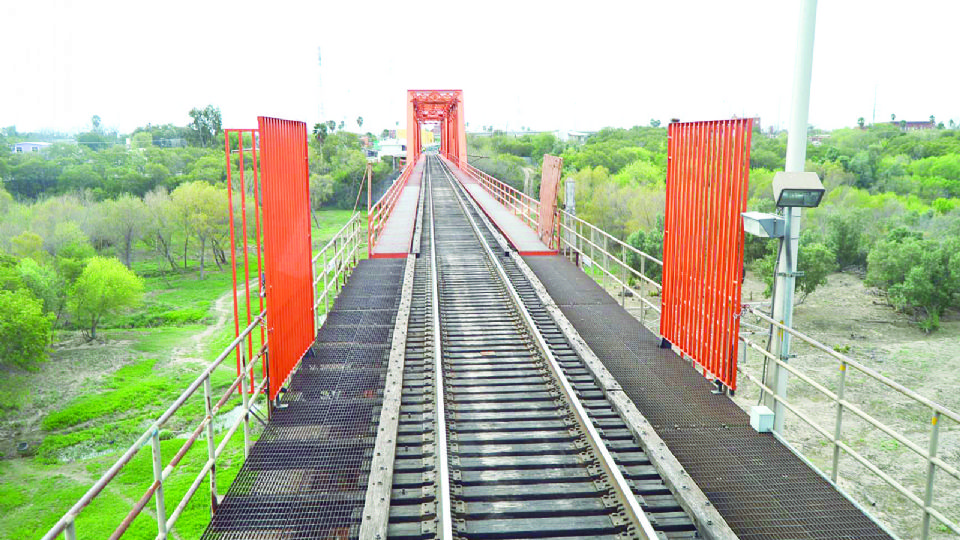 La compañía Kansas City Southern comenzará hoy, la construcción
de un segundo puente ferroviario en Laredo.