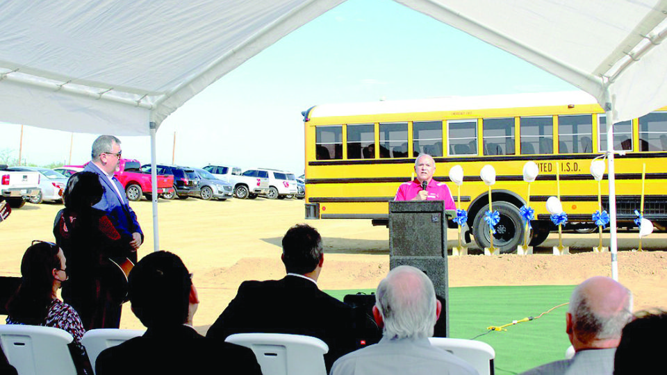 Juan Roberto Ramírez inauguró los trabajos de la nueva secundaria.