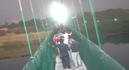 Momento exacto de derrumbe de puente en India | VIDEO