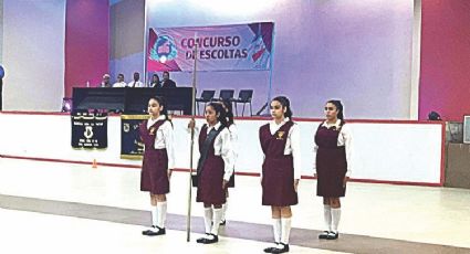 Realizan competencia de escoltas de secundarias