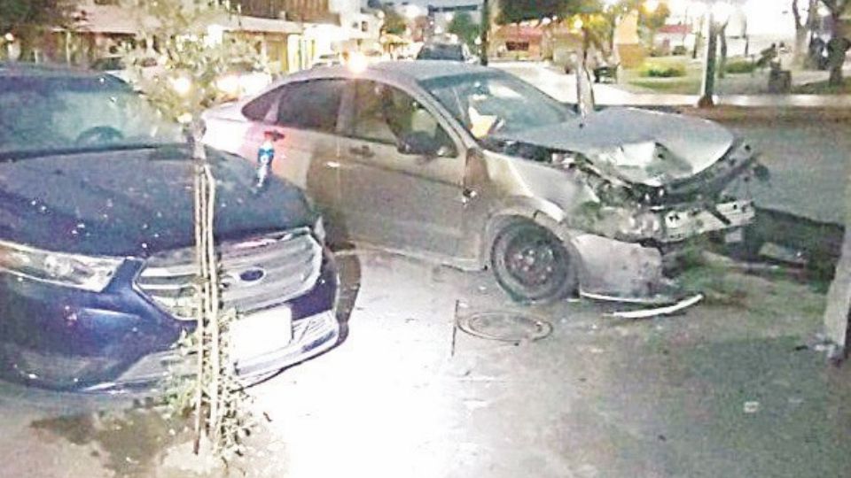 Tras el fuerte golpe, ambos autos casi se meten a un local que estaba cerrado.