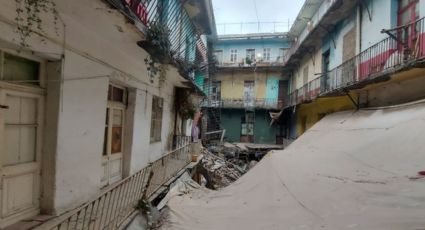 Obligan a familias a desalojar edificio por colapso de techo en la CDMX