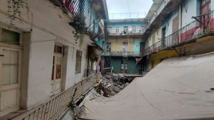 Obligan a familias a desalojar edificio por colapso de techo en la CDMX