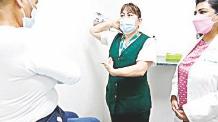 Se viste IMSS de rosa, en lucha contra cáncer