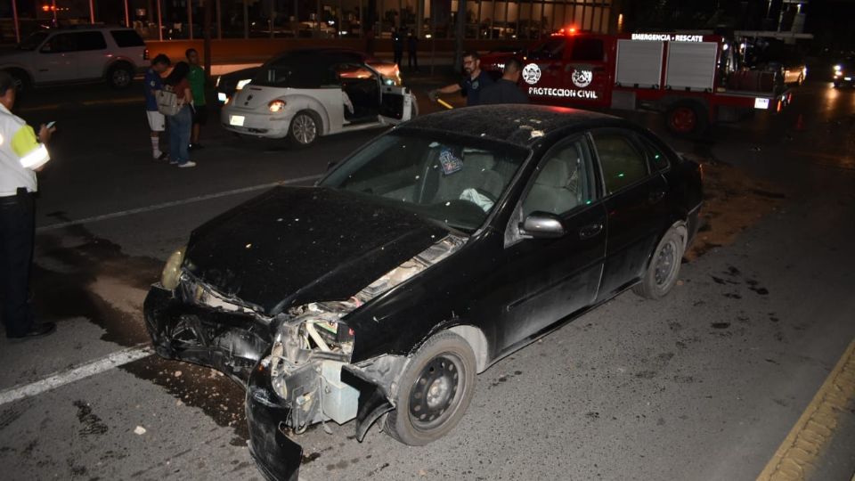 El automóvil del afectado quedó así de la parte frontal.