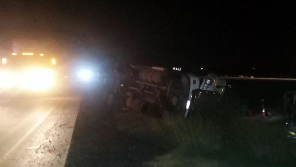 Tráiler vuelta en la autopista a la altura de Vallecillo y el operador es enviado a hospital de Nuevo Laredo