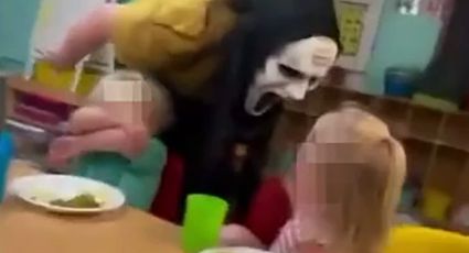 Empleadas de guardería aterrorizan a niños con máscaras de Halloween | VIDEO