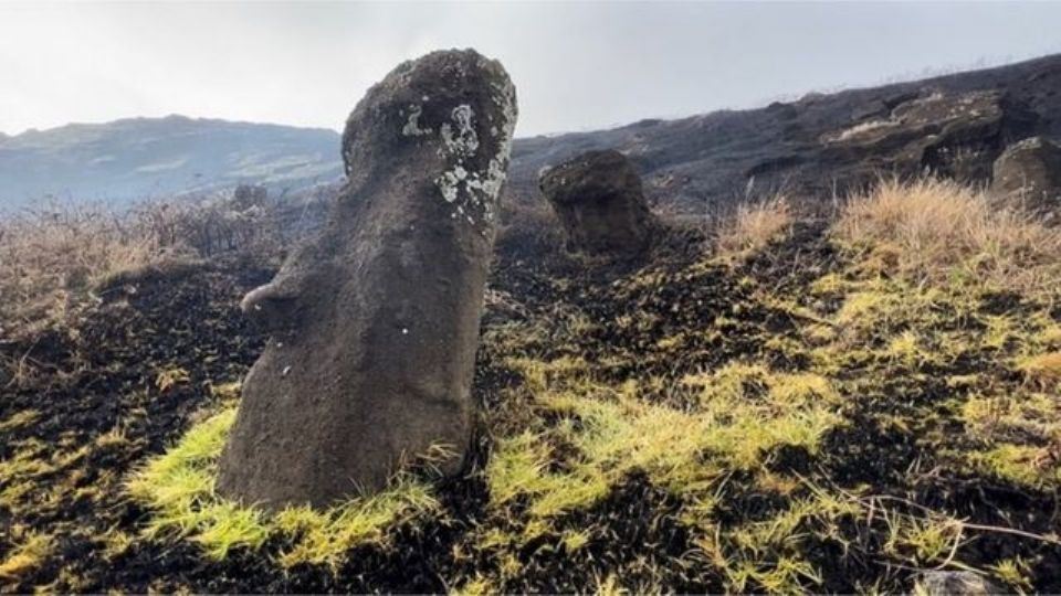 Catalogado como trágico, el incendio afectó más de 100 hectáreas, dañando de forma permanente a estas misteriosas estatuas