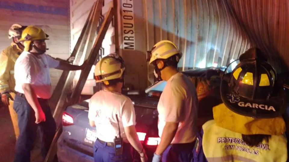 La mujer tuvo que ser rescatada de su vehículo por personal de emergencia