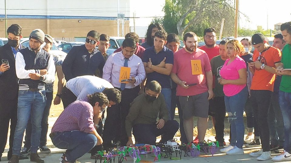 Los estudiantes presentaron diversas arañas mecánicas.