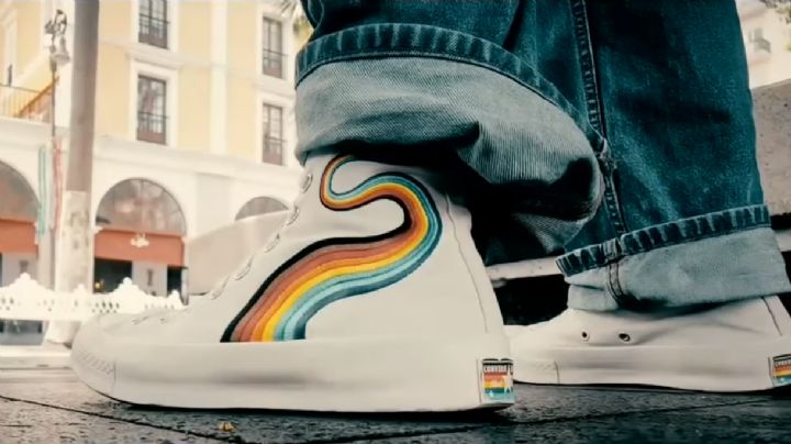 Profesor es despedido por vestir tenis con la bandera gay