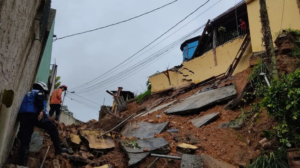 Un deslave provocado por las lluvias sepultó a un centenar de personas