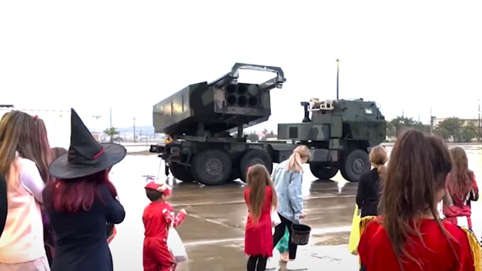 El sistema de lanzacohetes HIMARS fue usado para lanzar dulces a los niños