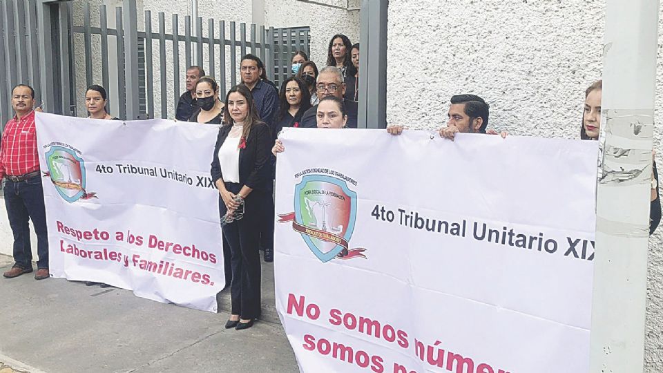 Los trabajadores protestaron afuera del Cuarto Tribunal Unitario.