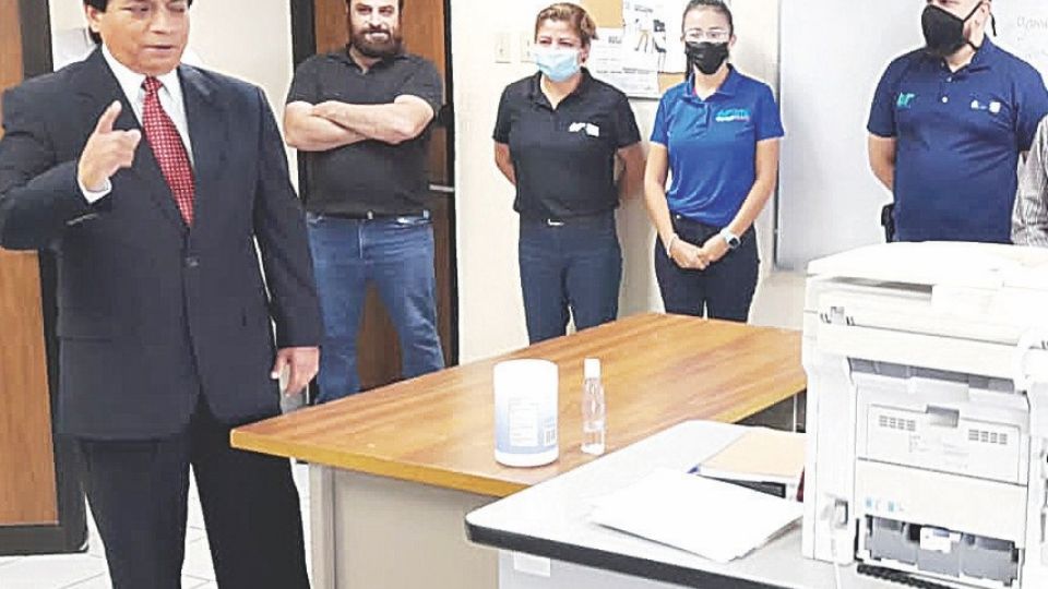 El recién nombrado rector, José Antonio Tovar Lara,
recorrió las instalaciones de la UT y saludó a maestros
y estudiantes.