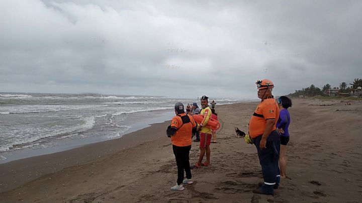 Se "traga" el mar de Veracruz a pareja de turistas