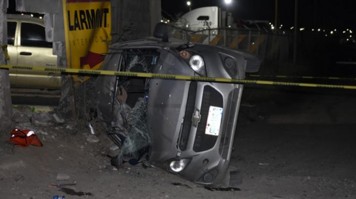 Muere tras volcar y estrellarse con barda en la Carretera Nacional en Nuevo Laredo