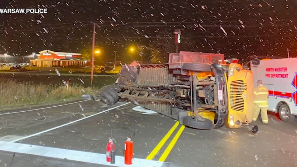 En Warshaw, Indiana, 16 menores resultaron heridos tras estrellarse un autobús de un equipo de hockey de Chicago