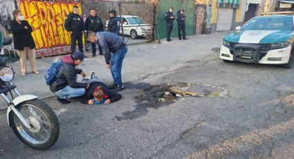 Mujer huye desesperada de asalto en camión ¡y al bajar cae en coladera sin tapa!