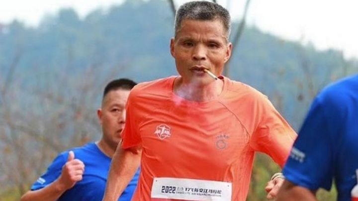 Hombre corre maratón mientras fuma 42 cigarros; aún así, el chino registra muy buen tiempo