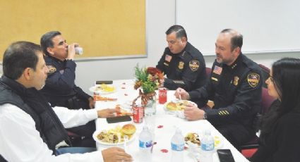 Policía de Laredo, da gracias con comida