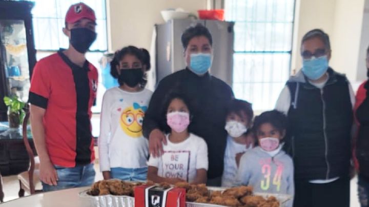 Regalan más de 300 piezas de pollo para niños y migrantes