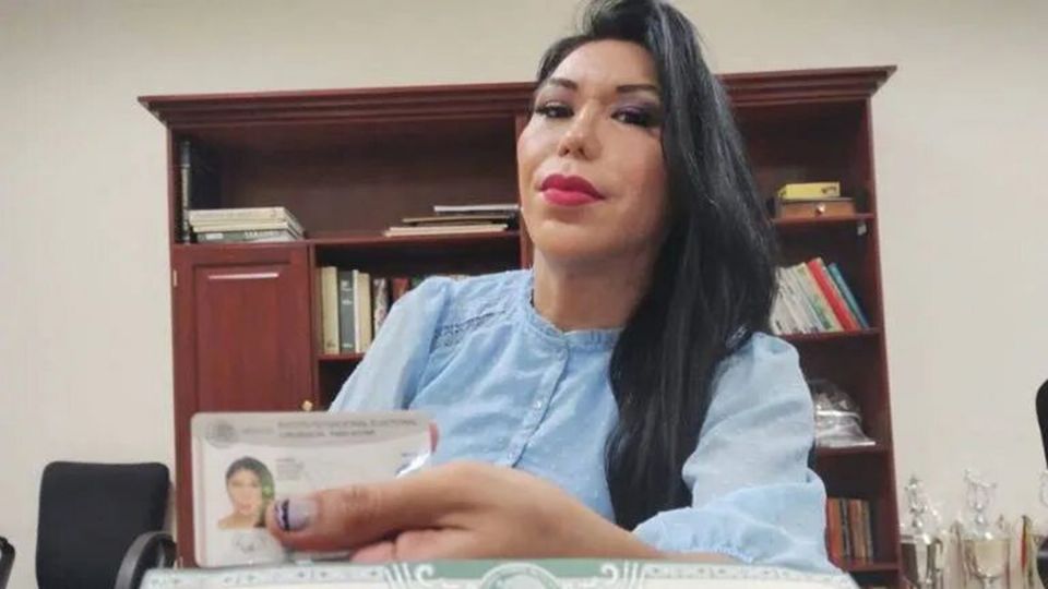 Roxana Martínez se convirtió en la primera maestra trans de Tamaulipas en obtener oficialmente su cambio de identidad