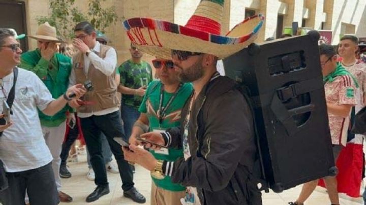 Mexicano llega a Qatar y causa sensación con su bocina a cuestas | VIDEO