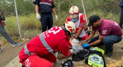 Hombre resbala al bajarse de camión en Carretera Nacional y muere por golpe