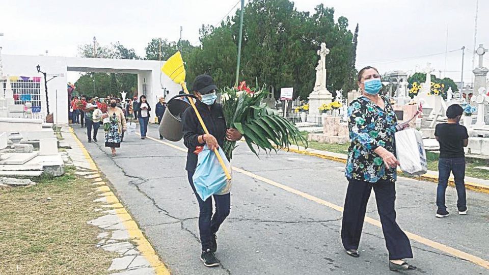 Las familias cargaban escobas, recuerdos, lágrima y ausencia