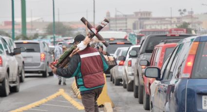 Empieza "viacrucis" por las largas filas en los puentes internacionales