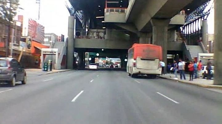 Arrolla camión de transporte público a una mujer en silla de ruedas