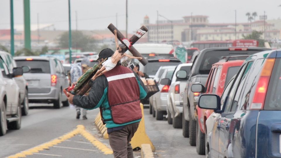 en las calles que van a los puentes