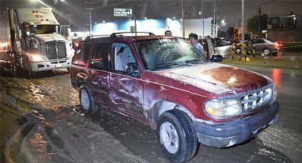 Tráiler invade carril y destroza costado de camioneta en la Avenida Monterrey