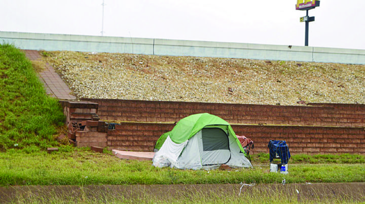 Prefieren instalar 'su hogar' bajo un puente o el parque, que ir a refugios