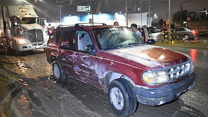 Tráiler invade carril y destroza costado de camioneta en la Avenida Monterrey