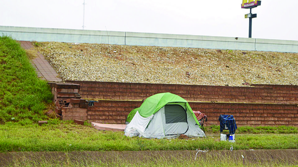 Cualquier lugar de la ciudad 'es bueno' antes que ir a un albergue, piensan algunos ciudadanos.