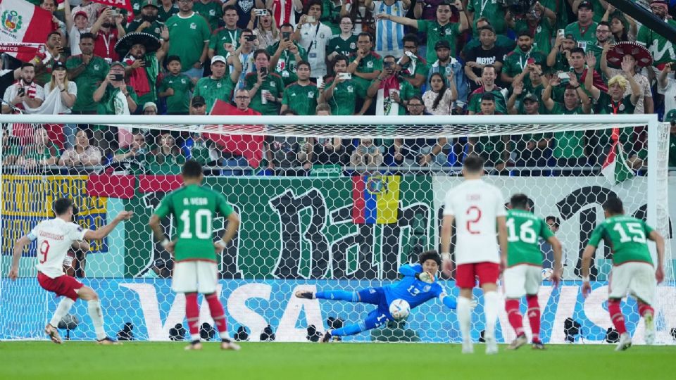 Lewandowski tuvo la jugada más clara, pero Memo Ochoa paró el penalti