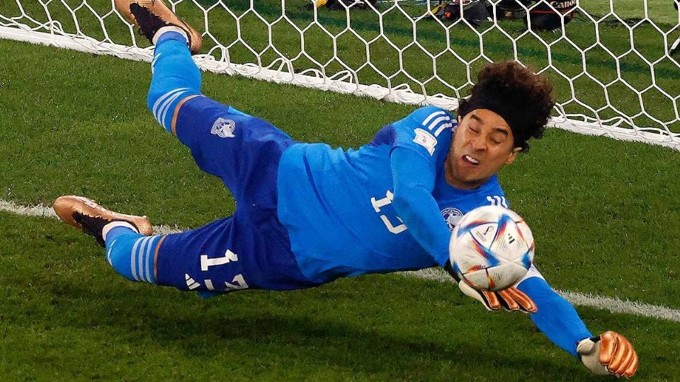 Memo Ochoa se convierte en la figura del juego