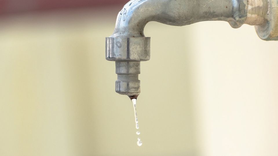 Habitantes al sur de la ciudad podrían experimentar baja presión tras la suspensión del servicio de agua