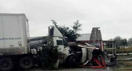 Tráiler se estrella y destroza puesto de comida en el Mex II