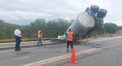 Volcadura de pipa inunda de combustible la carretera Tampico-Victoria y la mantiene cerrada