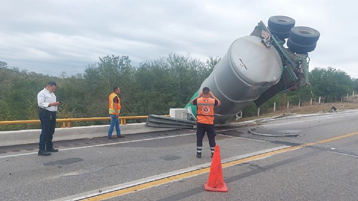 Volcadura de pipa inunda de combustible la carretera Tampico-Victoria y la mantiene cerrada