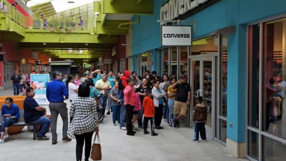 Las tiendas de Laredo, Texas, resultan atractivas para los compradores de México.