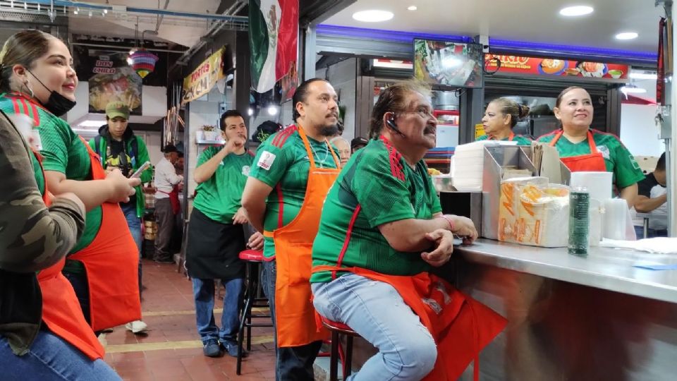 Con la esperanza de ver la valía del equipo nacional, Don Chava se prepara para dar las mejores tortas luego de la victoria ante Argentina