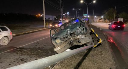 Conductor ebrio choca contra poste y lo derriba en colonia Los Presidentes