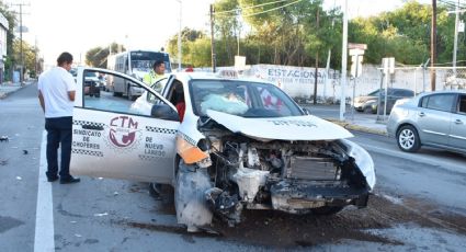 Destroza auto a taxi en la Morelos y la Maclovio Herrera; pasajera resulta lesionada