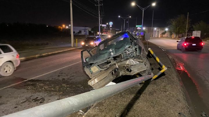 Conductor ebrio choca contra poste y lo derriba en colonia Los Presidentes